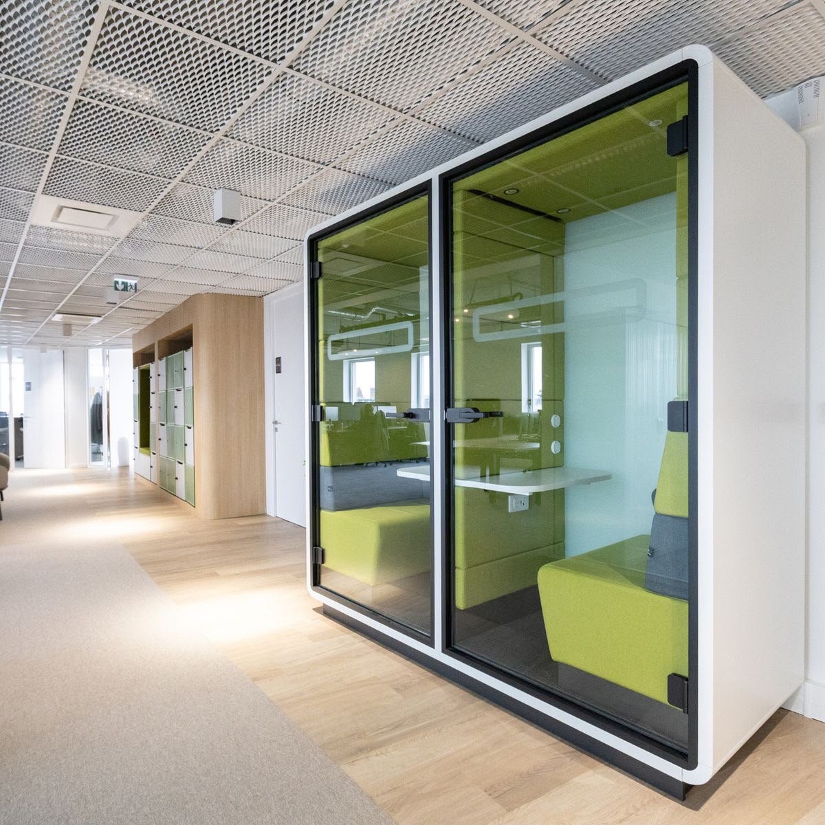 Cabine acoustique double installée dans un bureau