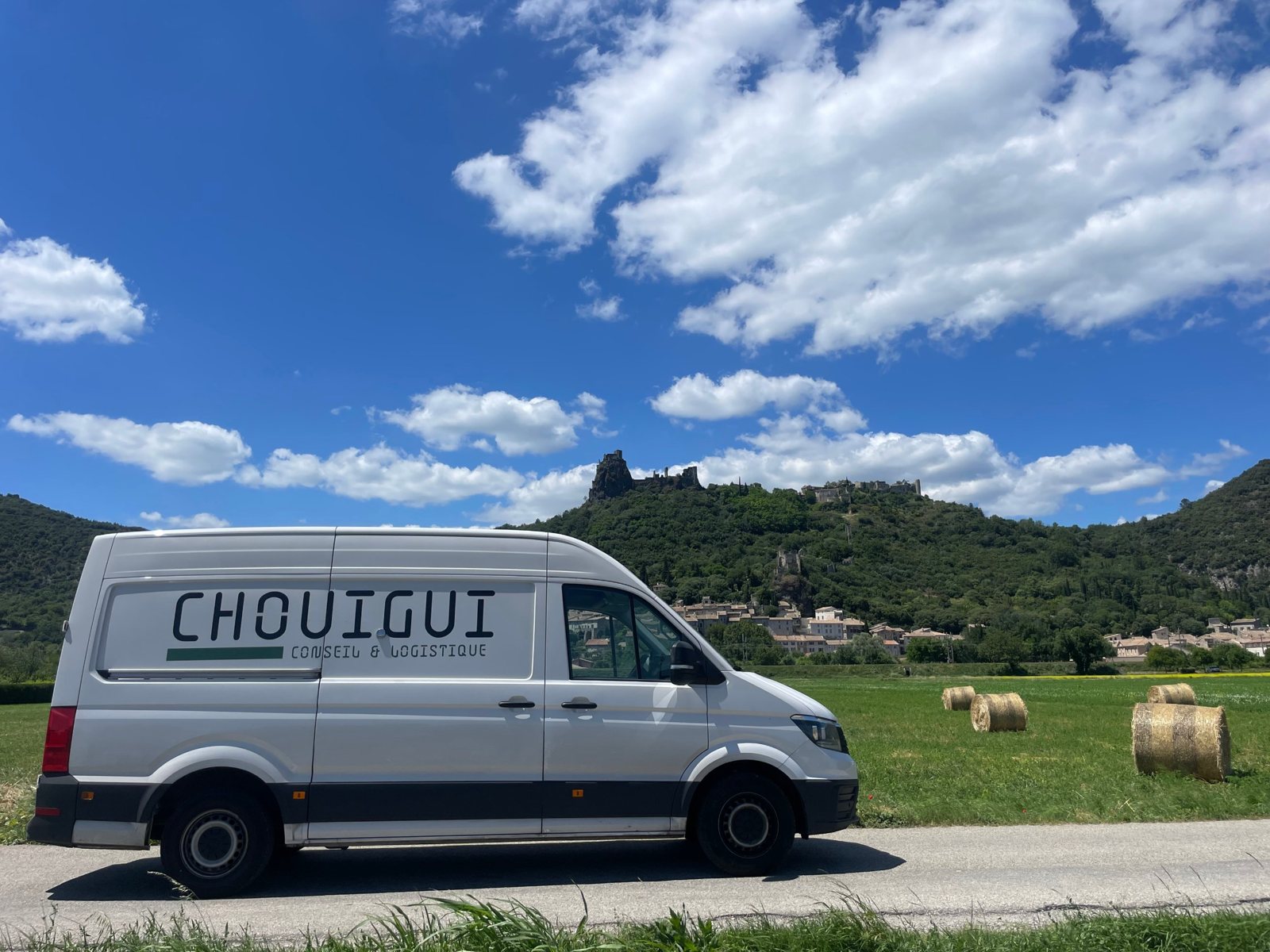 Sur les routes de France, au pied d’un village perché