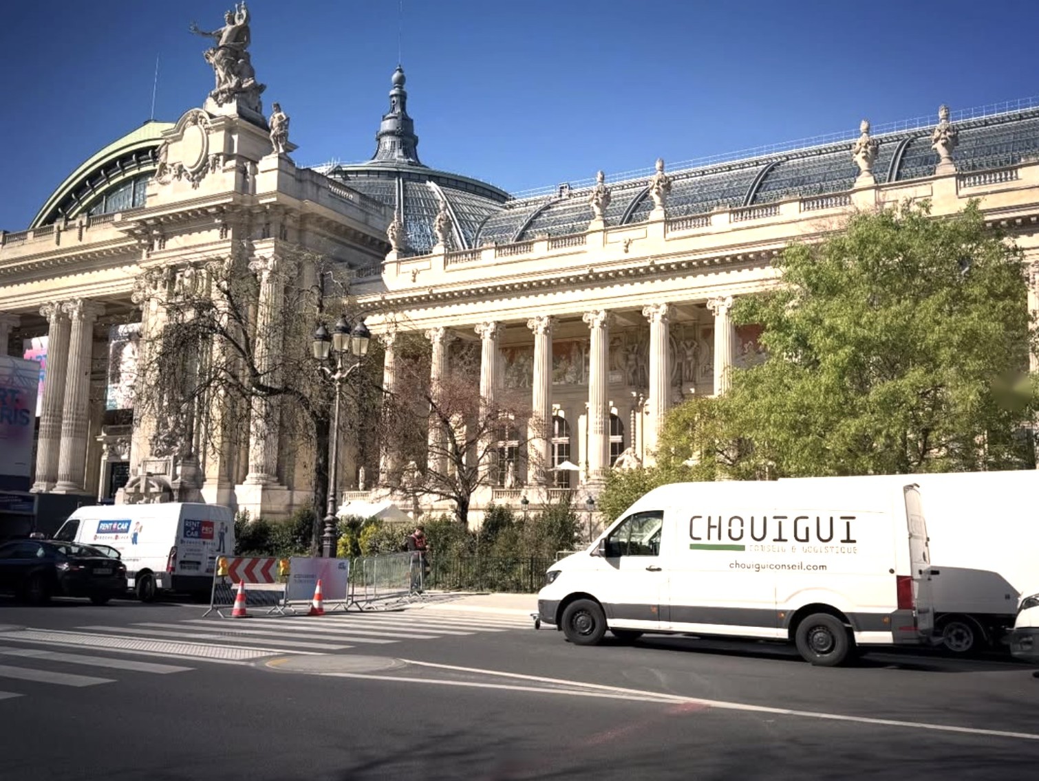 Camion Chouigui Conseil & Logistique devant le Grand Palais à Paris