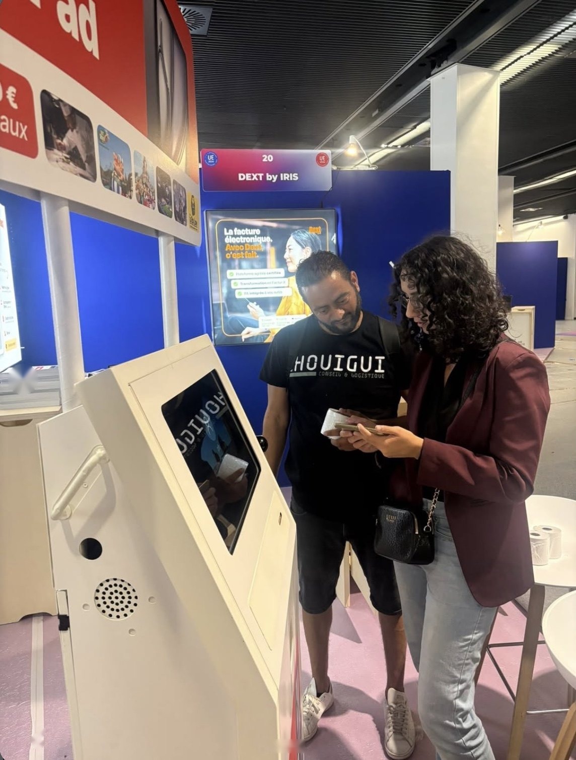 L’équipe Chouigui finalise la mise en place d’une borne sur un stand