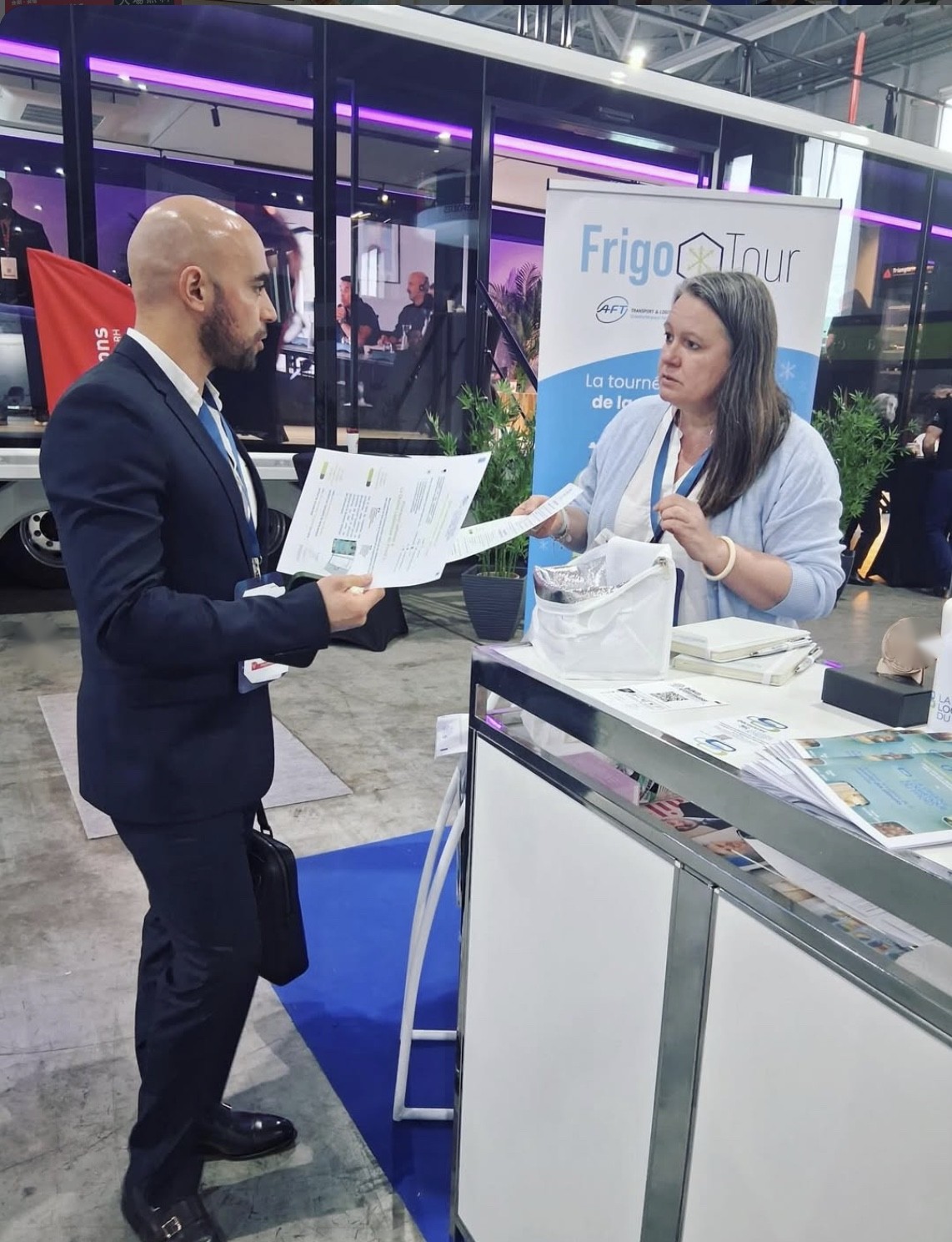 Échange de Chouigui Conseil & Logistique avec un exposant sur un salon professionnel